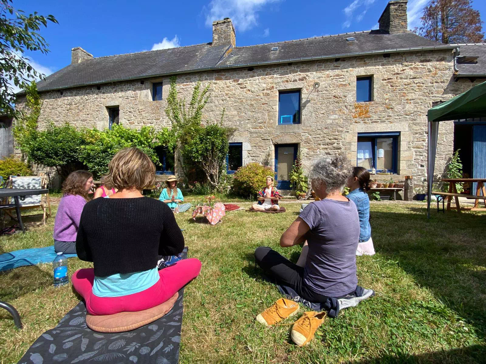cours-yoga-en-exterieur-soleil-ploeuc-l-hermitage