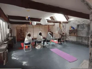 groupe-de-femmes-pratiquant-yoga-santé-assis-sur-chaise